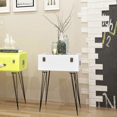 Conjunto de duas mesas de apoio tipo baú, uma amarela e outra branca com vasos de vidro e ramos secos