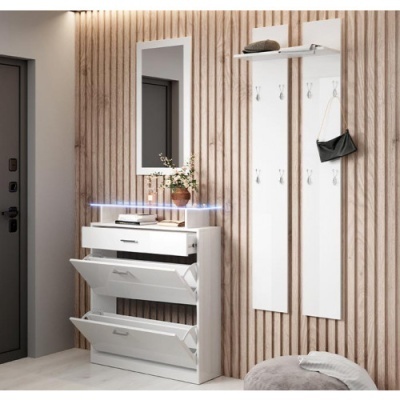Móveis brancos modernos para entrada com armário para sapatos, painel com ganchos, prateleira e espelho em parede texturizada