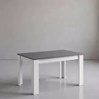 Mesa retangular com tampo cinzento e pernas brancas, em ambiente minimalista