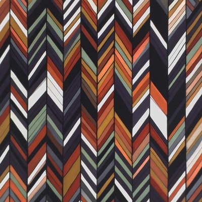 Painel decorativo de madeira com padrão chevron multicolorido em tons terrosos e preto