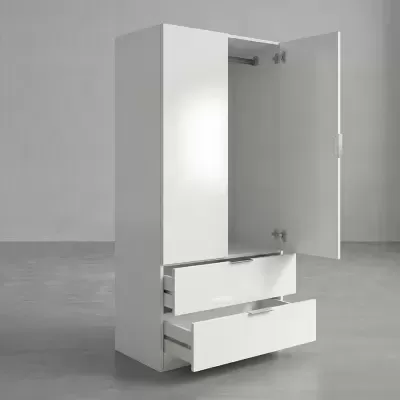 Guarda-roupa branco com duas portas e duas gavetas abertas