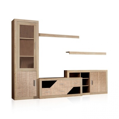 Conjunto de mobiliário em madeira clara com rattan e portas de vidro