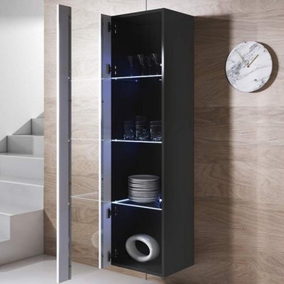 Móvel alto preto com porta espelhada e prateleiras com louça e decoração