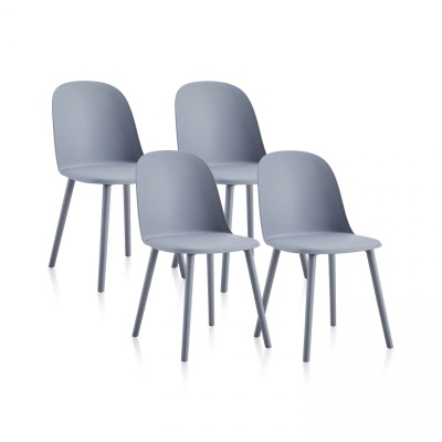 Conjunto de quatro cadeiras cinzentas modernas com pernas metálicas.