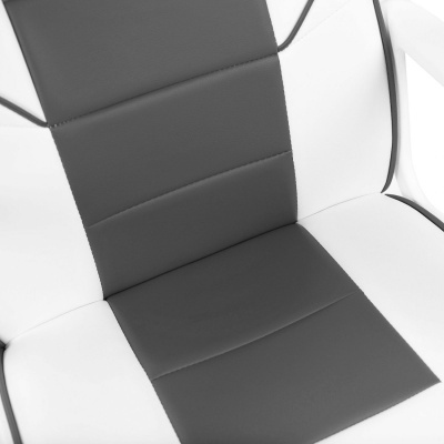 Cadeira de escritório preto e branco com estofos acolchoados