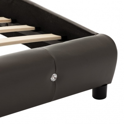 Estrutura de cama estofada preta com botão decorativo cristal e ripas de madeira