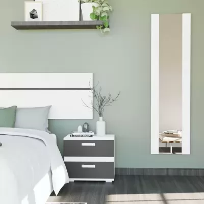 Quarto minimalista com cama branca, mesa de cabeceira cinza e branca e espelho na parede verde