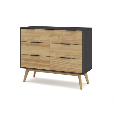 Cómoda de madeira preta e madeira clara com cinco gavetas e pernas inclinadas