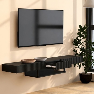 Móvel de TV preto suspenso com gaveta aberta, tigelas decorativas e planta em vaso preto ao lado
