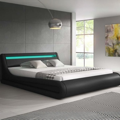 Cama moderna em couro preto com cabeceira iluminada e decoração minimalista