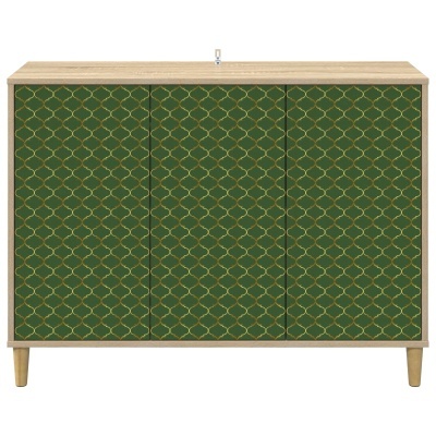 Aparador de madeira clara com portas verdes decoradas com padrão dourado