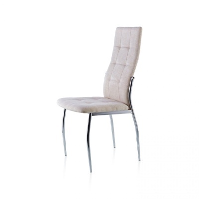 Cadeira estofada beige com estrutura metálica cromada