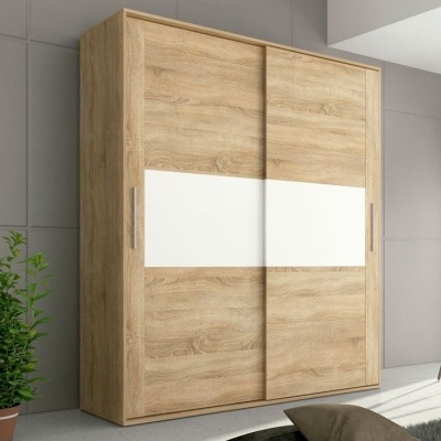 Roupeiro de madeira clara com duas portas de correr e painel branco central num ambiente interior