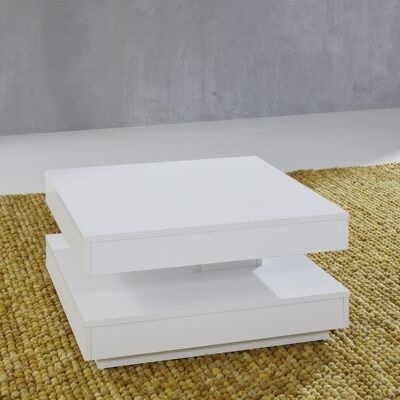 Mesa de centro quadrada branca sobre tapete amarelo bege