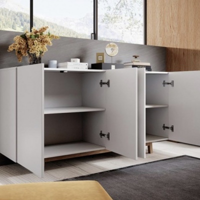 Móvel de arrumação cinza claro com portas abertas e decoração em sala moderna