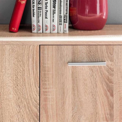 Estante de madeira com livros e vaso vermelho