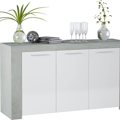 Aparador cinzento com três portas brancas, decorado com plantas, livros, objeto metálico e copos de cristal