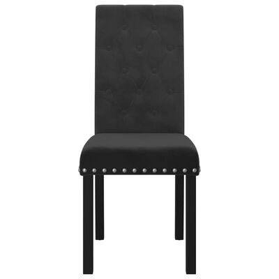 Cadeira preta estofada com encosto alto e tachas metálicas na frente do assento