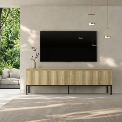 Móvel de madeira clara com televisão preta montada na parede numa sala minimalista