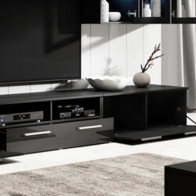 Móvel de TV preto com portas abertas, tigela branca e vaso cinzento com ramo seco numa sala clara