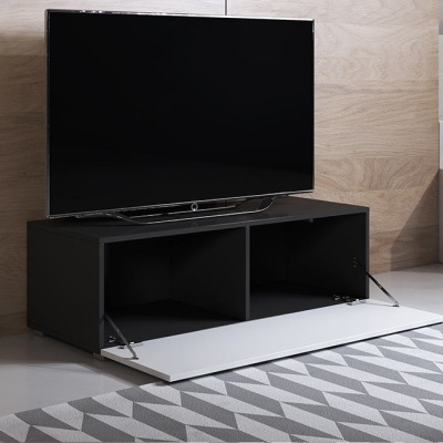 Móvel de televisão preto com porta branca desdobrável e TV de ecrã plano