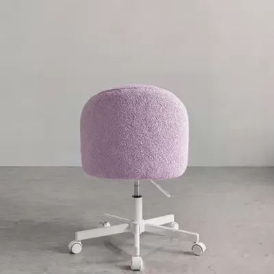 Cadeira de escritório lilás com base branca e rodas