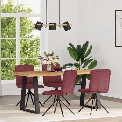 Mesa de jantar de madeira clara com quatro cadeiras vinho e base preta, vaso de flores sobre a mesa, parede branca, janela e planta verde