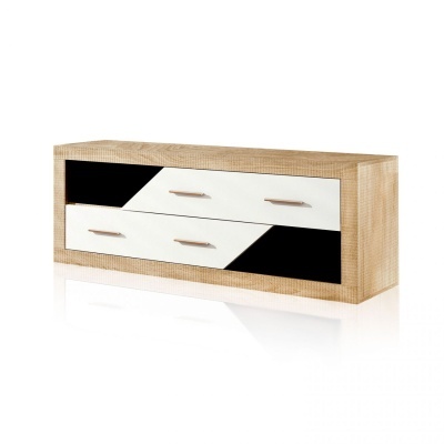 Cómoda em madeira clara com gavetas preto e branco e puxadores metálicos