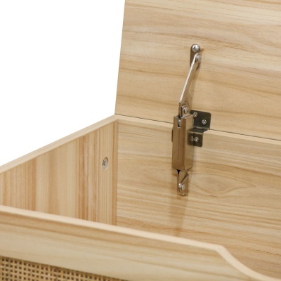 Caixa de madeira clara com ferragem metálica para suporte da tampa