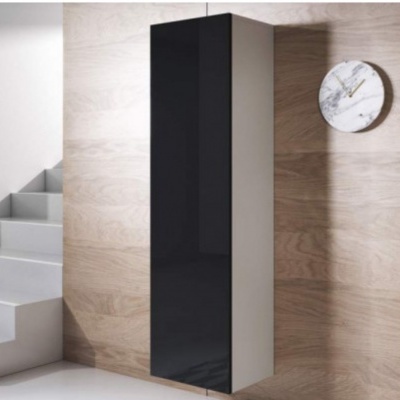 Móvel de parede alto com porta de vidro preto e relógio de parede com mostrador de mármore