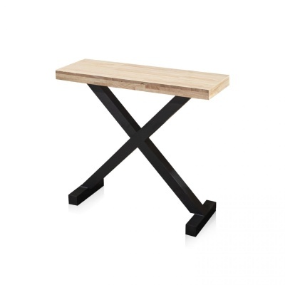 Mesa de apoio de madeira clara com pernas em metal preto em formato cruz