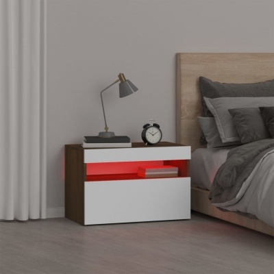 Mesa de cabeceira moderna com iluminação vermelha, candeeiro cinzento e relógio preto ao lado de cama com roupa cinzenta