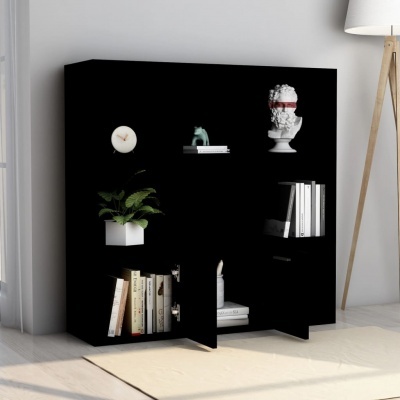 Móvel de madeira preto com prateleiras, livros, planta, relógio, escultura e candeeiro de pé numa sala