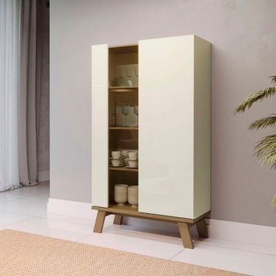 Móvel alto branco brilhante com vidro e pernas de madeira em sala cinza.