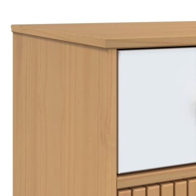 Canto superior esquerdo de móvel de madeira com gaveta branca