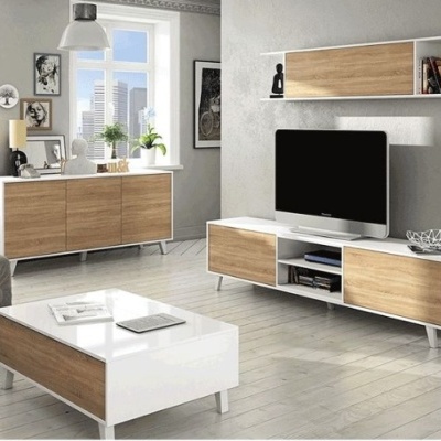 Sala de estar moderna com móveis em madeira clara e branco e televisão