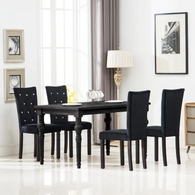 Conjunto de mesa de jantar preta com quatro cadeiras estofadas a preto numa sala iluminada