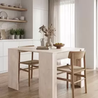Mesa de jantar bege com cadeiras de madeira e decoração minimalista