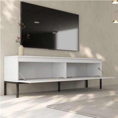Móvel para TV branco com portas abertas e pernas pretas, TV montada na parede acima.