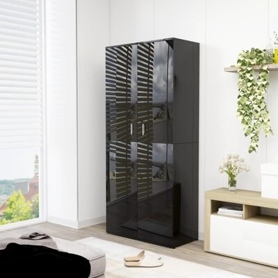 Guarda-roupa alto preto brilhante de três portas numa sala branca com decoração moderna