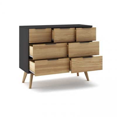 Cómoda preta com gavetas de madeira clara e pés de madeira