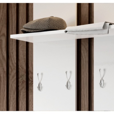 Móvel branco com prateleira, chapéu castanho e tecido cinza, três ganchos metálicos, fundo em madeira escura