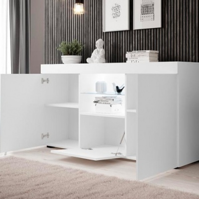 Aparador branco de madeira lacada com portas abertas e decoração minimalista