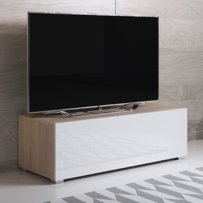 Televisor preto sobre móvel com madeira clara e porta branca lacada