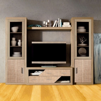 Móvel de sala de estar em madeira clara com vitrines, televisão e objetos decorativos