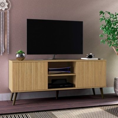 Móvel de televisão em madeira clara com televisão preta, consola e planta verde