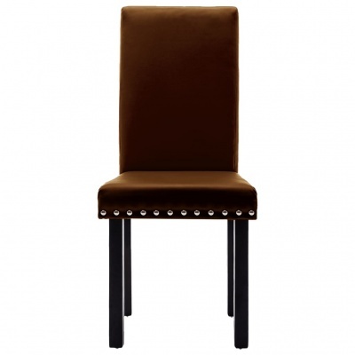 Cadeira castanha escura com pernas pretas e tachas prateadas