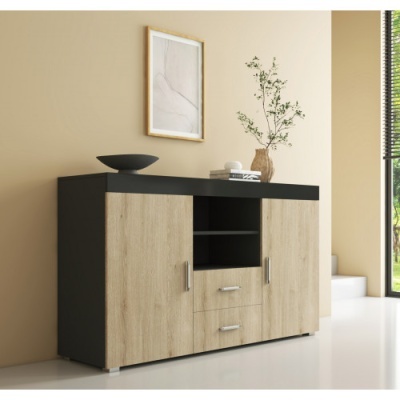 Aparador de madeira claro e preto com decoração sobre ele