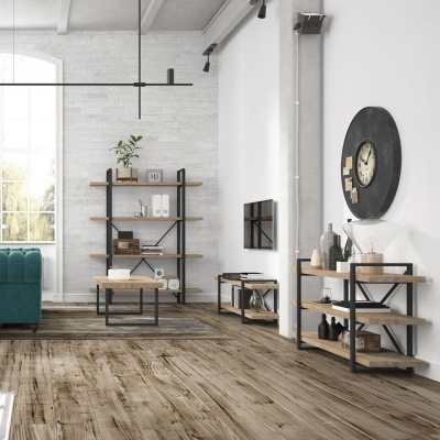 Sala de estar moderna com móveis em madeira clara e metal preto, parede branca com relógio redondo