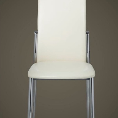 Cadeira branca com estrutura metálica cromada e encosto alto